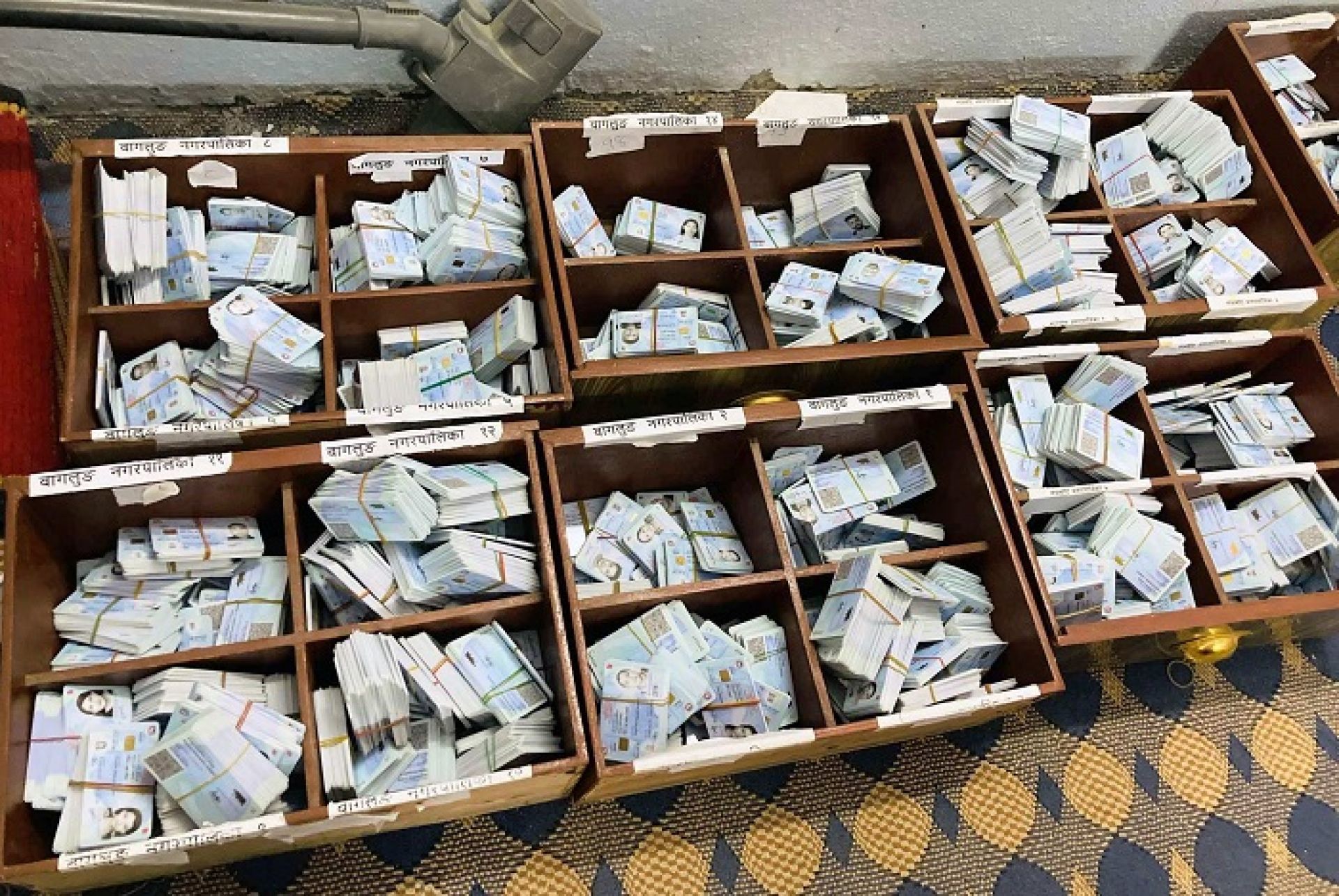 सेवाग्राही विदेशिएपछि कार्यालयमा थन्कियो पन्ध्र हजार परिचयपत्र 